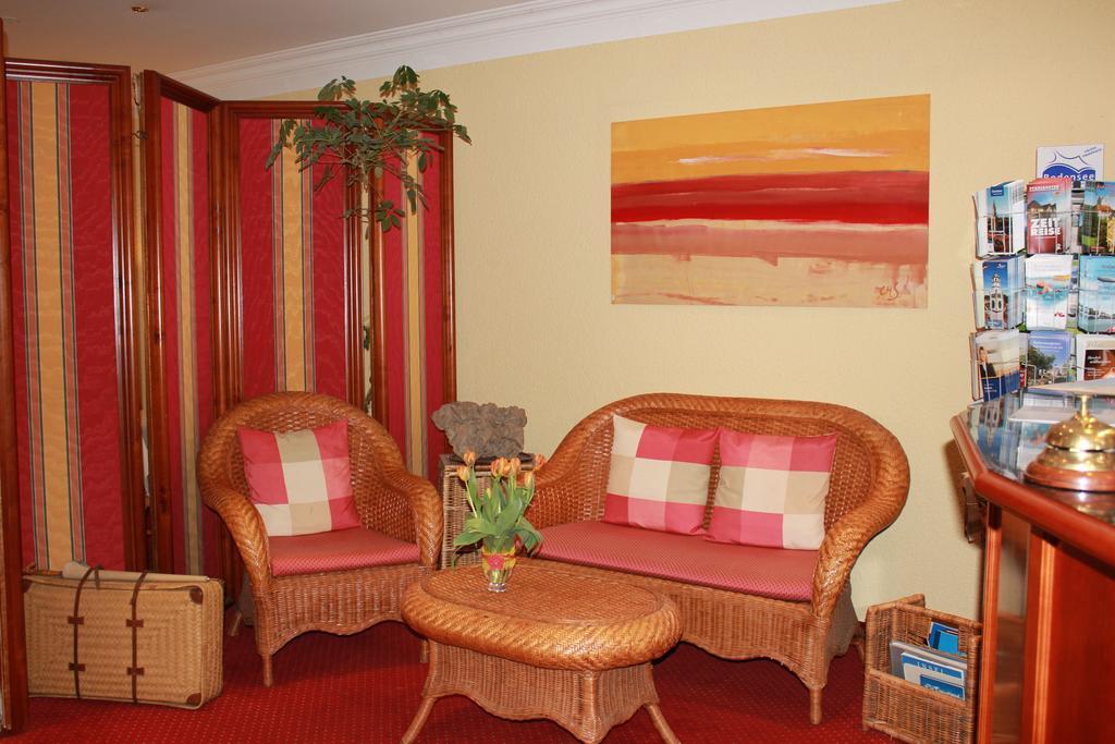 אוברלינגן Hotel Garni Wiestor מראה חיצוני תמונה
